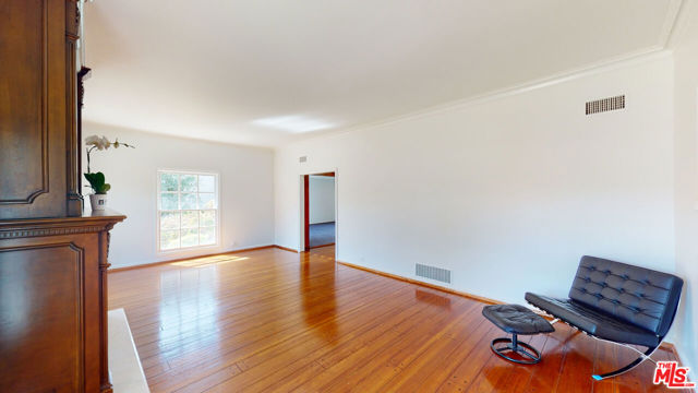 525 N Rexford Drive, Beverly Hills CA: https://media.crmls.org/mediaz/29ce450f-4d2a-4fe4-8659-90be7a3f723d.jpg