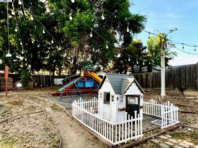 639 Eaker Ct, Antioch CA: https://media.crmls.org/mediaz/29ce691a-33ef-4fd8-8440-81f3f93b34dd.jpg