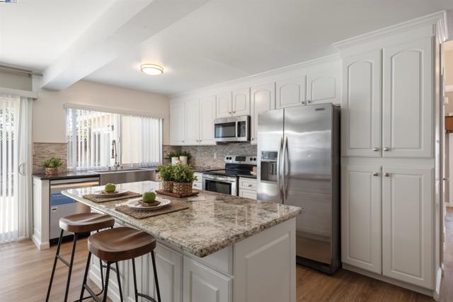 35344 Rutland Ct, Newark CA: https://media.crmls.org/mediaz/29d094db-73ec-4d70-82e8-82f58407b667.jpg