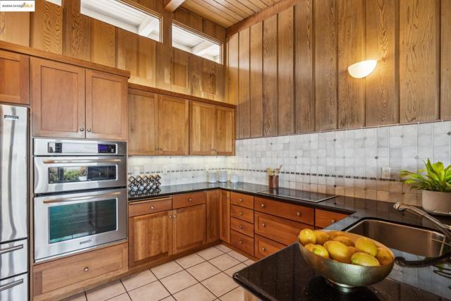 1 Garden Dr, Kensington CA: https://media.crmls.org/mediaz/29d0b4ae-8f84-4d22-bfde-bf8eb2ce576c.jpg