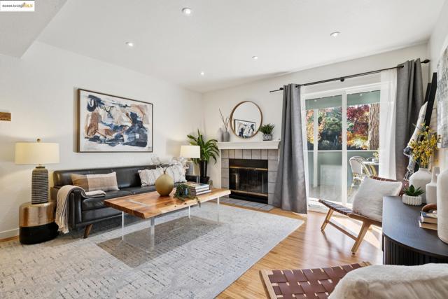 760 Canyon Oaks Dr, Oakland CA: https://media.crmls.org/mediaz/29d0b84c-42d3-4c1f-b5d8-aaba2e6626e2.jpg