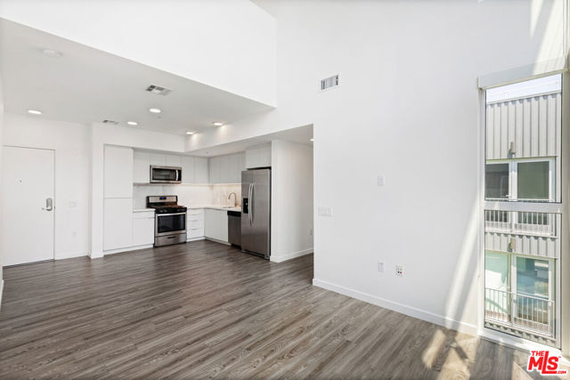 5750 E Hollywood Boulevard, Los Angeles CA: https://media.crmls.org/mediaz/29d15862-0163-4c63-b1c8-ae7f291efc0f.jpg