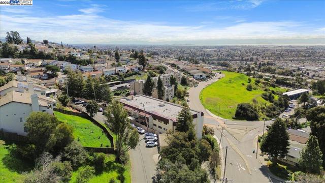 2500 Miramar Ave, Castro Valley CA: https://media.crmls.org/mediaz/29d29410-a16c-46ce-82ee-d495df1ca6dd.jpg