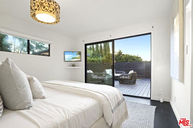 3838 Buena Park Drive, Studio City CA: https://media.crmls.org/mediaz/29d2c15d-dadc-4e02-b47e-c4ba5aa041bd.jpg