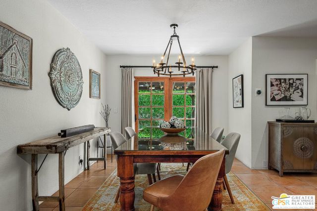 284 E Ocotillo Avenue, Palm Springs CA: https://media.crmls.org/mediaz/29d3100d-3631-4a27-835c-3c3bfb0ea131.jpg