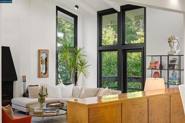 4161 Coralee Ln, Lafayette CA: https://media.crmls.org/mediaz/29d3a5a7-5b1f-40ed-a916-6a3f55476da8.jpg