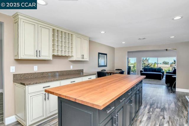 2280 Concord Ave, Brentwood CA: https://media.crmls.org/mediaz/29d3d7f5-e64a-44b0-a93a-a5e315fae8e0.jpg