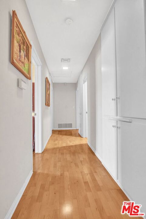 https://media.crmls.org/mediaz/29d4259d-31a5-4d92-a7f9-fd7c33170cb8.jpg?preset=X-Large