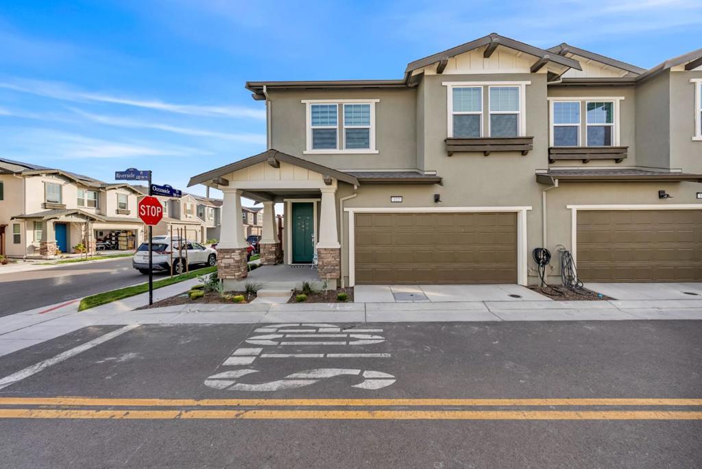 122 W Riverside Place