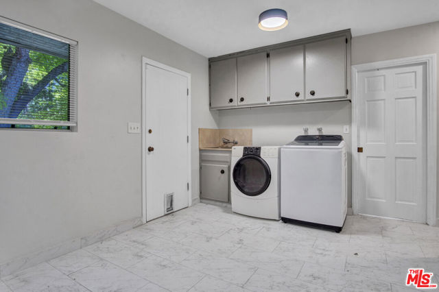 11410 Canton Drive, Studio City CA: https://media.crmls.org/mediaz/29d4aeac-8cee-437f-8a03-f5c494c6bb23.jpg