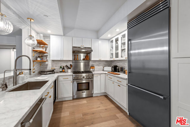 13600 Marina Pointe Drive, Marina del Rey CA: https://media.crmls.org/mediaz/29d7cd92-de6d-4ba9-83cf-3a33958c118f.jpg