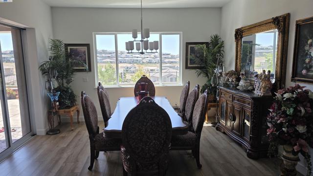 4709 Iron Bird Dr, Folsom CA: https://media.crmls.org/mediaz/29d7dfd0-4e09-4208-ae96-f50e52381965.jpg