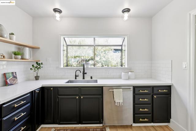 924 Trestle Glen Rd, Oakland CA: https://media.crmls.org/mediaz/29d810a5-7339-468b-897d-05ad6dad1e60.jpg