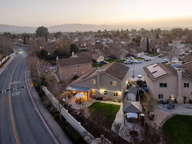 1980 Ponderosa Court, Hollister CA: https://media.crmls.org/mediaz/29d82448-33d6-49c0-84fd-560e1341b8c3.jpg