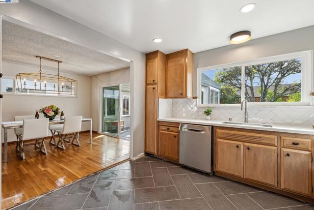 413 Grand St, Alameda CA: https://media.crmls.org/mediaz/29d82a18-8e1d-4cb3-9c2f-88f52af1bae2.jpg