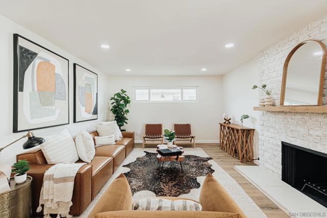 3624 Governor Dr, San Diego CA: https://media.crmls.org/mediaz/29d8b09c-7c3c-4f82-86b6-6ad3ff0392ce.jpg