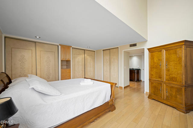 125 W Mountain Street, Glendale CA: https://media.crmls.org/mediaz/29d8dd09-aa9e-4104-991e-85382a5ba94f.jpg
