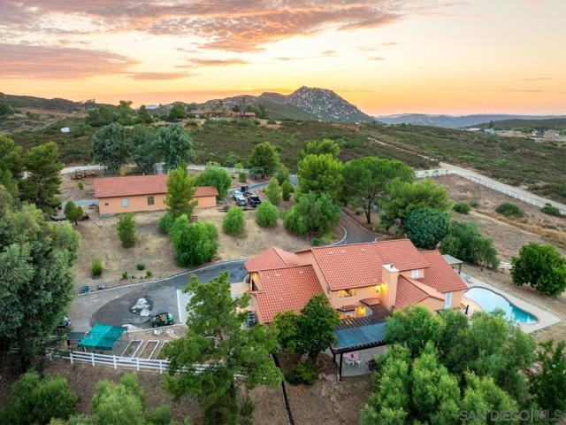 15091 Chemise Creek Rd, Ramona CA: https://media.crmls.org/mediaz/29d8f96e-326e-42b0-9f32-a5661de865a1.jpg