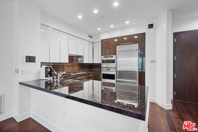 1318 Roxbury Drive, Los Angeles CA: https://media.crmls.org/mediaz/29d9dee9-3f1a-4aea-b22e-6eae973a4b09.jpg