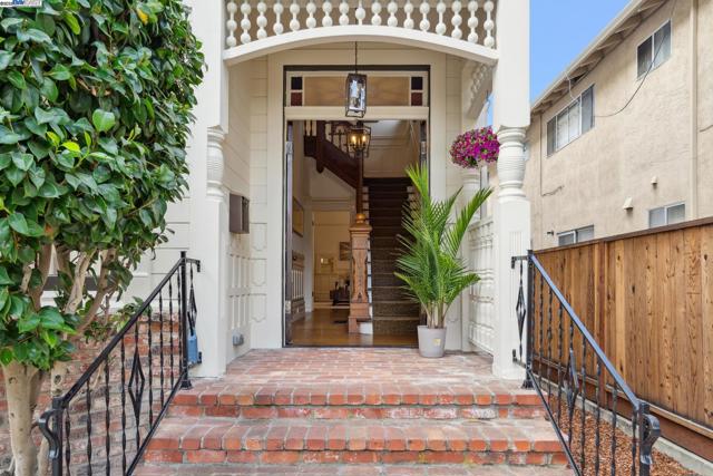 2120 Encinal Ave, Alameda CA: https://media.crmls.org/mediaz/29d9e336-dae9-4dce-aec0-31ab5b6c7142.jpg