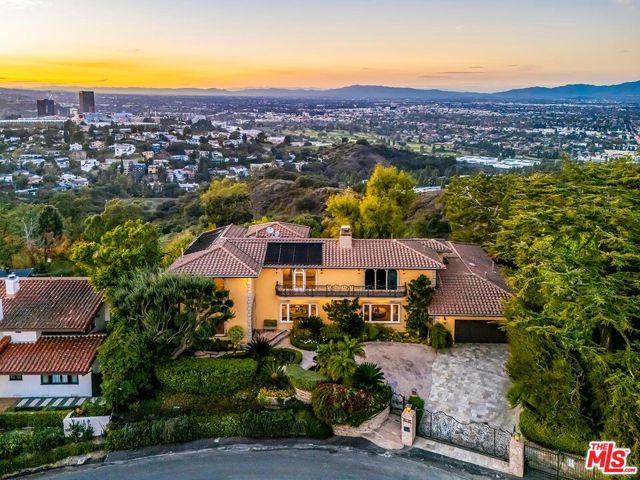 3595 Wonder View Drive, Los Angeles CA: https://media.crmls.org/mediaz/29da4cb7-46fc-4c17-a393-322ea24c3662.jpg