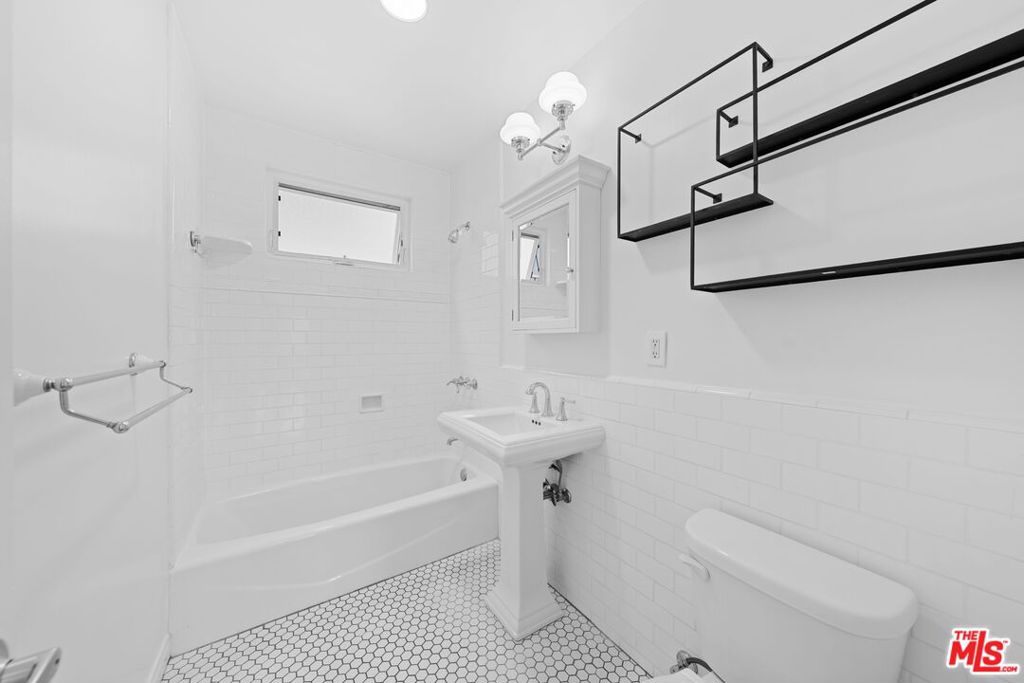 https://media.crmls.org/mediaz/29dbf54c-4ad7-4192-99dd-d0351716cd78.jpg?preset=X-Large