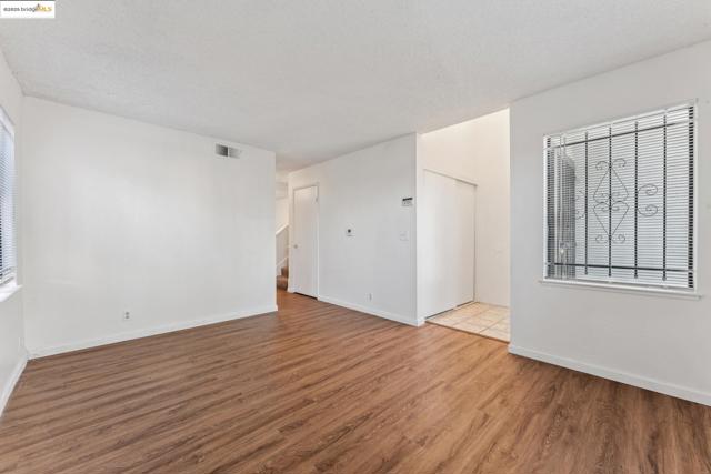 9663 Elmview, Oakland CA: https://media.crmls.org/mediaz/29dd84fb-f041-4234-8901-f945f302621b.jpg