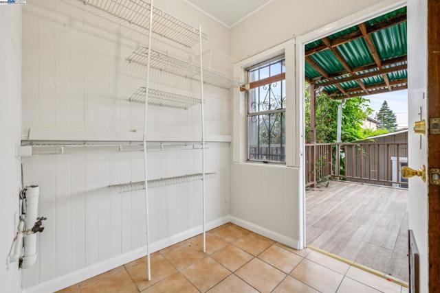 545 Central Ave, Alameda CA: https://media.crmls.org/mediaz/29dd9b82-a7d3-42ec-8849-493476f46f07.jpg