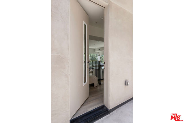 172 S Avenue 58, Los Angeles CA: https://media.crmls.org/mediaz/29ddbdf7-7e70-4647-be32-f91361643c8d.jpg