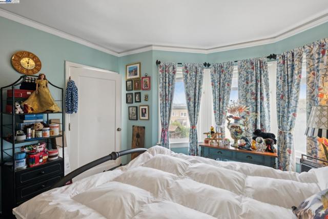 658 30Th Ave, San Francisco CA: https://media.crmls.org/mediaz/29ddd0c5-2047-4274-b293-e7a10567de4c.jpg
