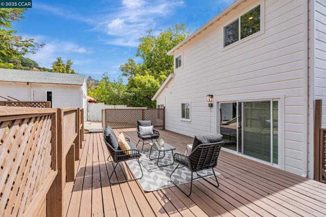 147 Covington St, Oakland CA: https://media.crmls.org/mediaz/29de290a-b6d3-4f3d-87ac-192b1e78c6e0.jpg