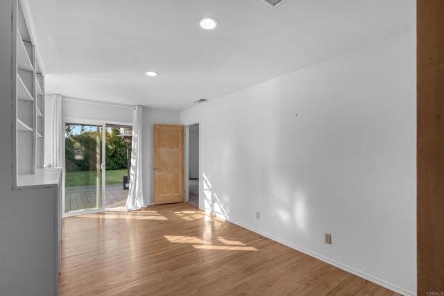 1715 Cedar St, Santa Monica CA: https://media.crmls.org/mediaz/29df47ac-ac85-4bee-bda2-11c1c4ffc028.jpg