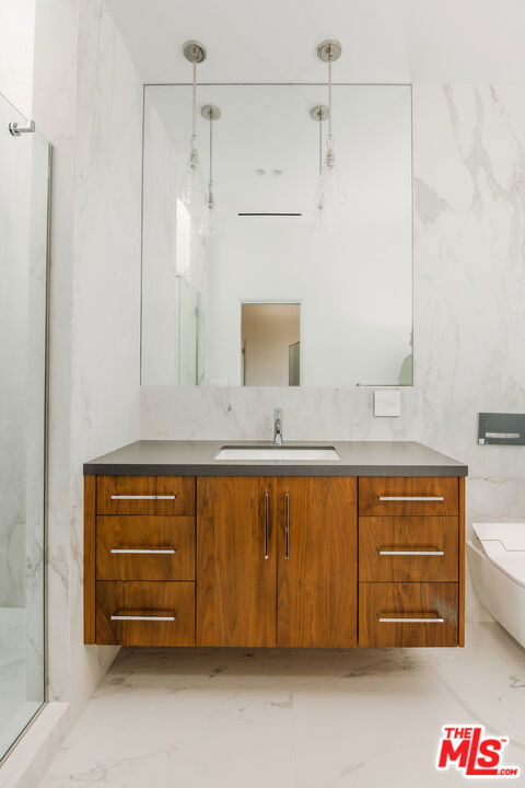 1302 Sweetzer Avenue, West Hollywood CA: https://media.crmls.org/mediaz/29df8423-ce9d-46aa-bfd3-4390b538795d.jpg