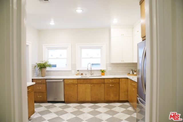 322 S Kingsley Drive, Los Angeles CA: https://media.crmls.org/mediaz/29e0167e-dce3-4cc2-855b-c156dae268b2.jpg