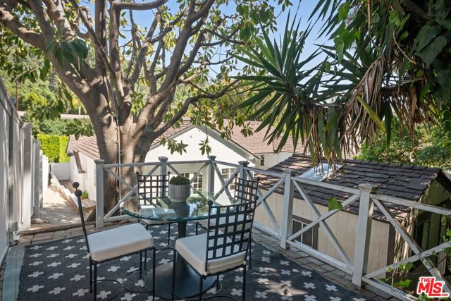 2107 Coldwater Canyon Drive, Beverly Hills CA: https://media.crmls.org/mediaz/29e02818-0763-4d9a-af46-e25f1c95a3db.jpg