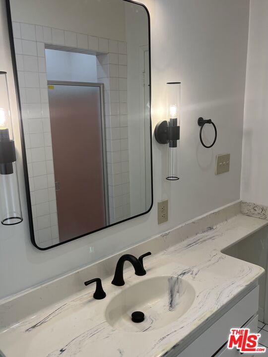 3331 Inglewood Boulevard, Los Angeles CA: https://media.crmls.org/mediaz/29e1449c-7ba4-4aed-bcc6-dd5195865872.jpg