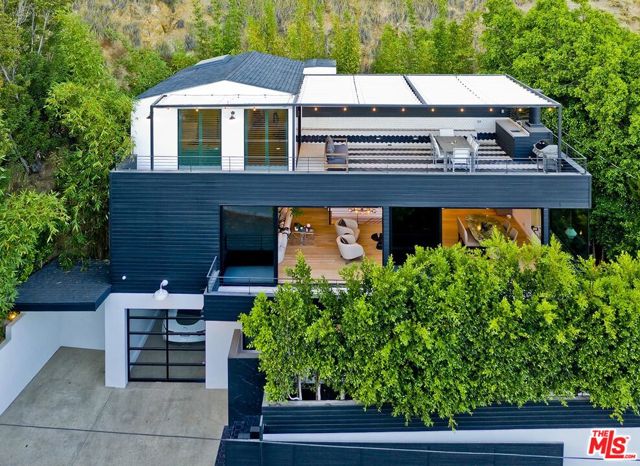 2164 Sunset Plaza Drive, Los Angeles CA: https://media.crmls.org/mediaz/29e16676-3a8e-447f-a793-f9ea3c7b2dc2.jpg