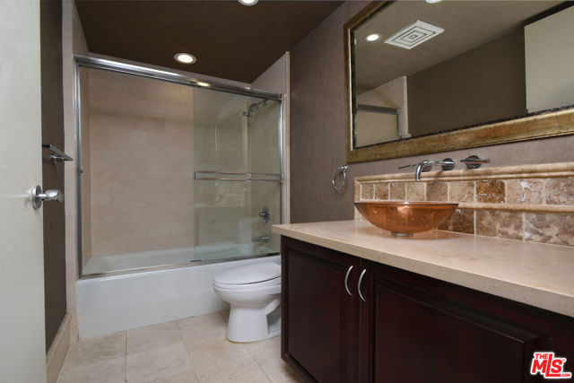 10520 Wilshire Boulevard, Los Angeles CA: https://media.crmls.org/mediaz/29e26713-4b13-4157-8358-ebccd20bb752.jpg