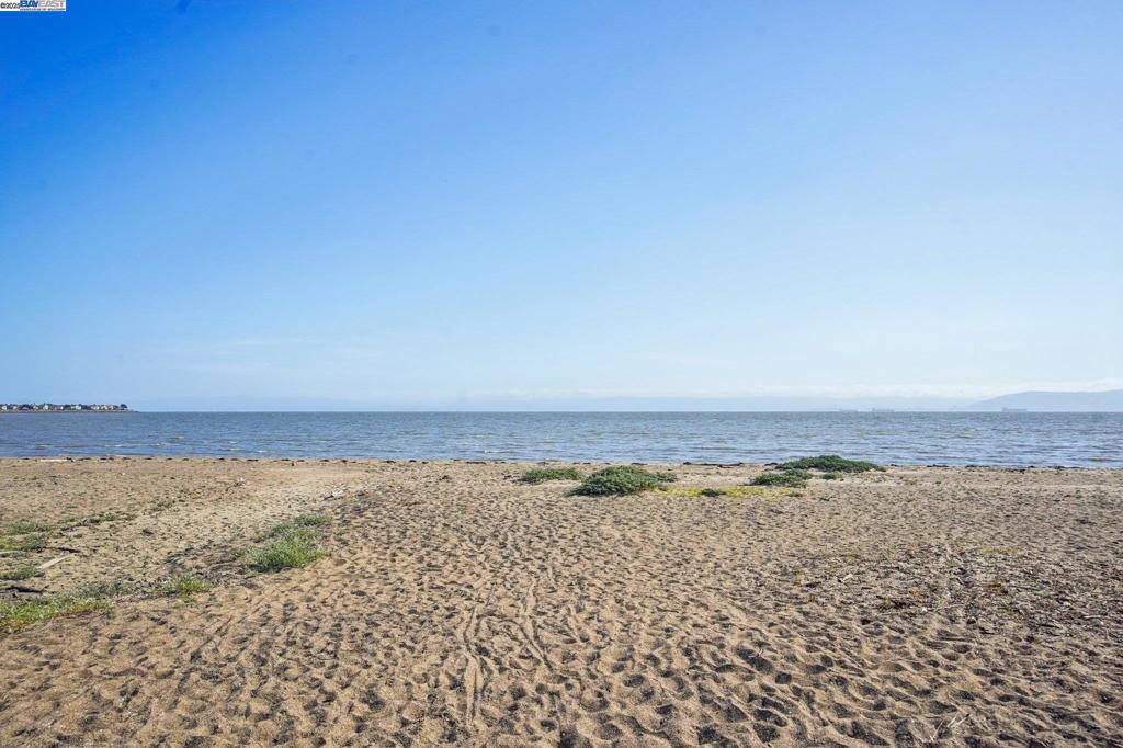 https://media.crmls.org/mediaz/29e29c6b-e785-4a14-84e9-fe515cb1d7e9.jpg?preset=X-Large