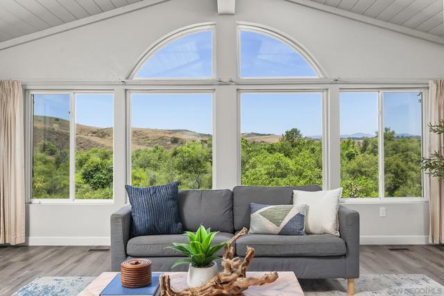5188 Weymouth Way, Oceanside CA: https://media.crmls.org/mediaz/29e2dbd8-fb46-4708-a8b3-6ef23f73e753.jpg
