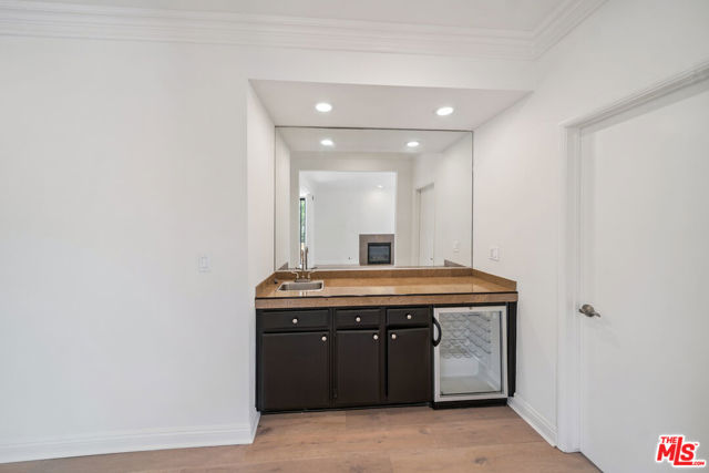 8865 Alden Drive, Los Angeles CA: https://media.crmls.org/mediaz/29e32936-b413-437d-9de2-bb754394e910.jpg