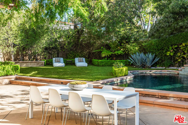 739 20th Street, Santa Monica CA: https://media.crmls.org/mediaz/29e38583-8b9c-41fd-9132-6dc935ddda1c.jpg