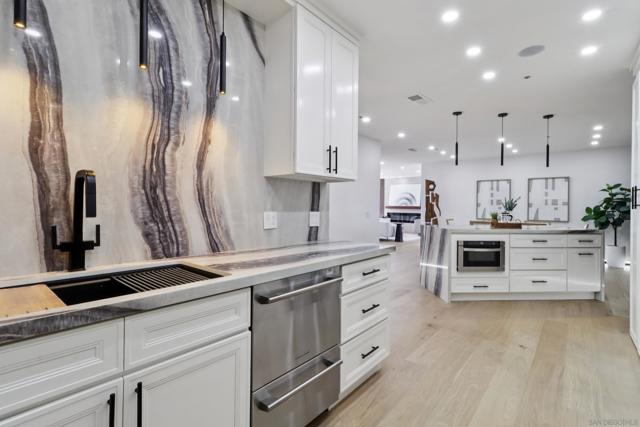 700 Front St, San Diego CA: https://media.crmls.org/mediaz/29e3de65-567a-4de0-b17f-4322ee1b3f0d.jpg