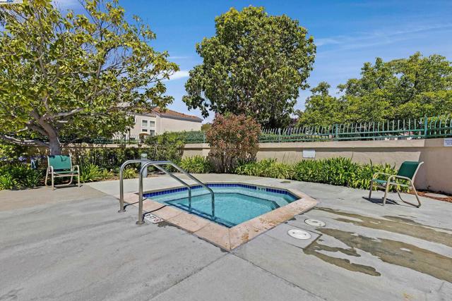 131 Diapian Bay, Alameda CA: https://media.crmls.org/mediaz/29e47dae-e68e-4edd-8b93-f79249d34c8b.jpg