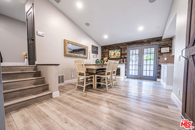 20055 Avenue Of The Oaks, Newhall CA: https://media.crmls.org/mediaz/29e499cb-d923-44a9-8276-edc133aba55a.jpg