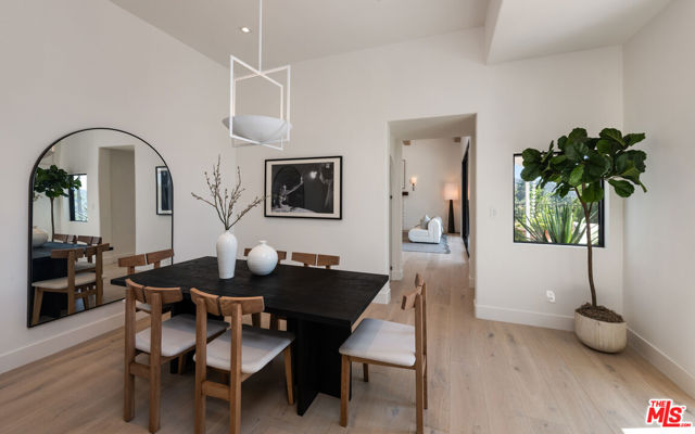9714 Oak Pass Road, Beverly Hills CA: https://media.crmls.org/mediaz/29e51cea-1211-4d06-a7b5-7eb98dce94cc.jpg