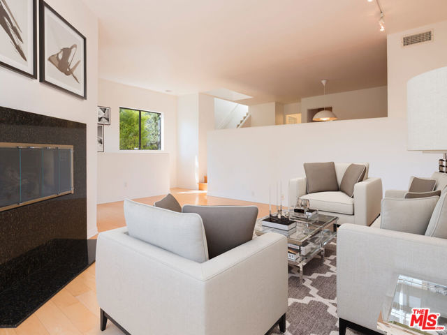 3023 BERKELEY Avenue, Los Angeles CA: https://media.crmls.org/mediaz/29e54734-ba00-4c9d-ac11-d87bbf431919.jpg