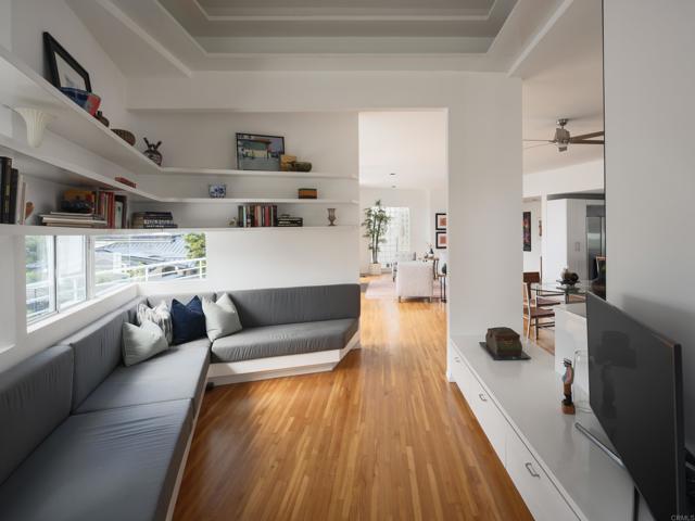 421 Serpentine Drive, Del Mar CA: https://media.crmls.org/mediaz/29e65fee-fe24-4db9-83be-2468a5d834aa.jpg