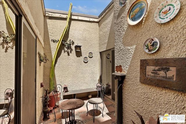 1326 N Tiffany Circle, Palm Springs CA: https://media.crmls.org/mediaz/29e78022-f030-4807-becf-35a92fbb0bf3.jpg
