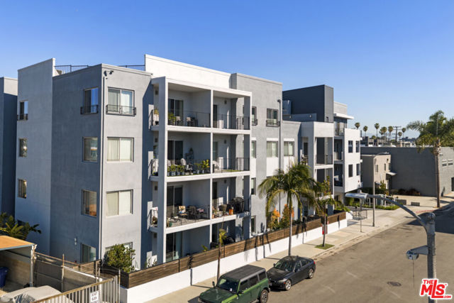13337 Beach Avenue, Marina del Rey CA: https://media.crmls.org/mediaz/29e80423-fe61-4a5f-9125-b4c0d478de9f.jpg